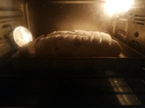 烤箱180度预热5分钟，然后送入烘烤，上下火180度烤箱中层20分钟左右，视上色程度出炉！如果顶部上色过快，可以加盖锡纸