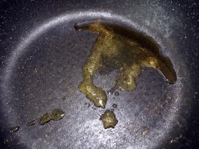 锅里加入少许植物油