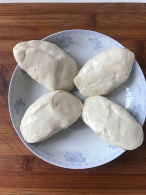 拿一个盘子，在盘子里面倒上植物油，将切割好的面团搓成椭圆型，均匀的沾上植物油，盖上保鲜膜醒2小时以上