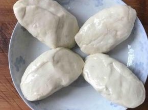 拿一个盘子，在盘子里面倒上植物油，将切割好的面团搓成椭圆型，均匀的沾上植物油，盖上保鲜膜醒2小时以上