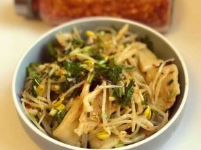 一碗地地道道的油泼面就做好了，越吃越好吃，让我觉得再也不想吃外面买的油泼面了，还是自己做的做好吃