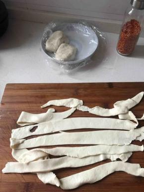 不会扯的可以用擀面杖擀成这样，越薄越好