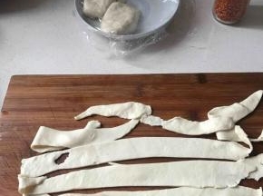 不会扯的可以用擀面杖擀成这样，越薄越好