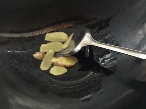 加入姜片炒香
