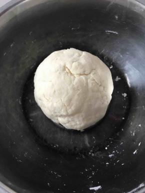 揉成面团，盖上保鲜膜醒20分钟