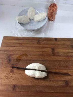 醒好的面团用筷子竖着压一道杠，方便待会撕面条