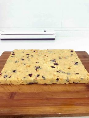 手摸糖不烫的时候，温热，将烤盘翻过来，拍打一下烤盘，牛轧糖就脱落下来了