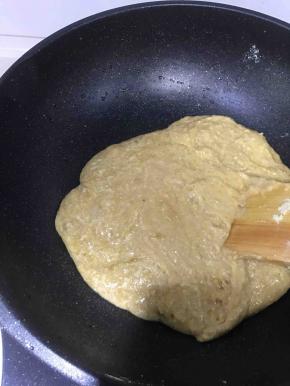 加入奶粉继续翻拌均匀，速度都要快