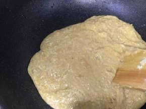 加入奶粉继续翻拌均匀，速度都要快