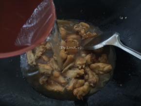 加入没过鸡翅的清水
