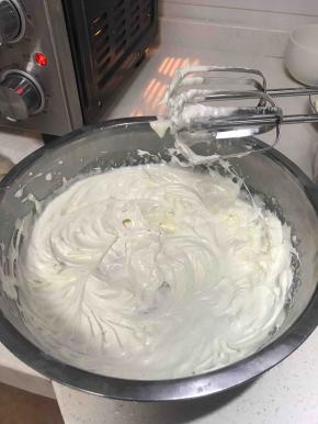 蛋白粉加入40克矿泉水和4克盐用电动打蛋器打至出轻微纹路时加入30克细砂糖继续打至深纹路，不会跟打蛋清那样打发，但是有纹路
