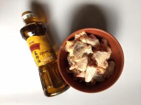 将鸡翅洗净后切块
