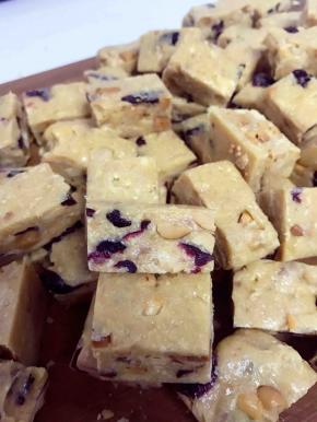 切好的糖，横切面看着特别美，酸酸甜甜牛轧糖，这个方子做出来的糖甜度适中，不需要减糖也不需要加糖