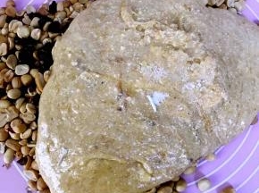将烤箱里的花生米和蔓越莓倒在硅胶垫上，将拌均匀的糖放在花生和蔓越莓上面，带上一次性手套，手套一定要带，使劲的揉，跟揉面一样，让花生仁和蔓越莓更好的融合在糖里面