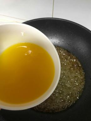 熬好的糖关火，加入黄油，快速翻拌均匀，这里给大家个建议，因为我用的黄油是安佳的，做出来的糖偏淡黄，想要颜色更好看一点的建议黄油不要用安佳的，安佳的黄油不论做出来的面包还是蔓越莓饼干都偏黄