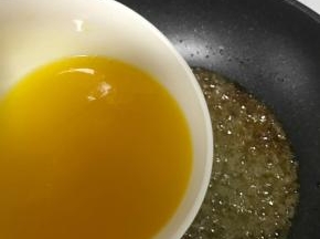 熬好的糖关火，加入黄油，快速翻拌均匀，这里给大家个建议，因为我用的黄油是安佳的，做出来的糖偏淡黄，想要颜色更好看一点的建议黄油不要用安佳的，安佳的黄油不论做出来的面包还是蔓越莓饼干都偏黄