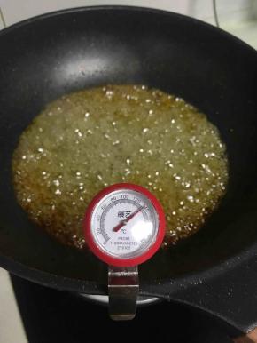 晓庭爱烘培的原方是熬制137到142度，我熬到130度的时候，一下就升到140度了，每个地方温度不一样，熬糖的温度也有差异，我这边现在零下了，下次试试熬制137度左右，140糖色变微微黄了，天气热的地方可以按照142度来熬糖