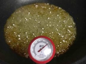 晓庭爱烘培的原方是熬制137到142度，我熬到130度的时候，一下就升到140度了，每个地方温度不一样，熬糖的温度也有差异，我这边现在零下了，下次试试熬制137度左右，140糖色变微微黄了，天气热的地方可以按照142度来熬糖