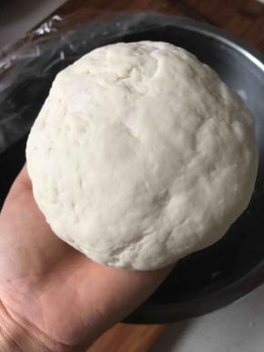 拿出醒好的面团继续揉成光滑面团