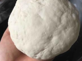 拿出醒好的面团继续揉成光滑面团