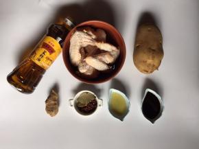 准备食材:
土豆1个、鸡翅4只、香叶2片、料酒适量、生抽适量、菜籽油适量、生姜1块、花椒少许、清水适量
