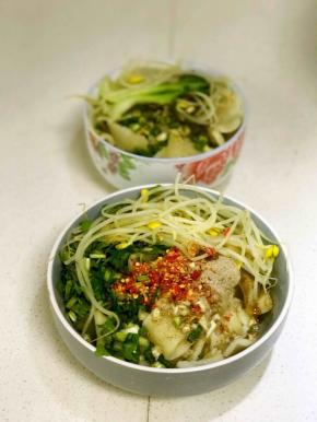 将盐，花椒粉，蒜蓉，辣椒粉，生抽洒在面条上面