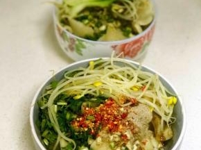 将盐，花椒粉，蒜蓉，辣椒粉，生抽洒在面条上面