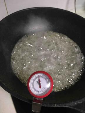 550克玉米糖浆加入100克矿泉水和80克糖，大火熬制120度，我熬糖的时候，糖温一直停留在120度不升温，但是升起来也特别快，时刻看准温度计