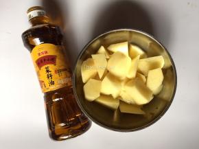 土豆去皮后切块
