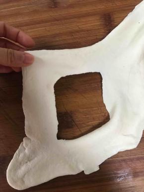 醒面一定要两小时以上，不然这一步扯面的时候面硬，容易断，扯面的时候手拿着左右两端，扯长后往桌面甩几下，这样面更长，更薄，也更有嚼劲