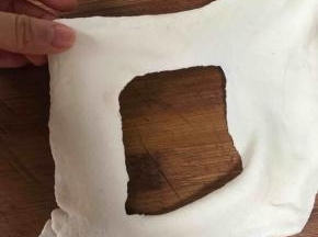 醒面一定要两小时以上，不然这一步扯面的时候面硬，容易断，扯面的时候手拿着左右两端，扯长后往桌面甩几下，这样面更长，更薄，也更有嚼劲