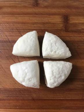 揉好的面团切割成4份