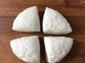 揉好的面团切割成4份
