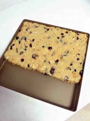 揉好的糖放在不粘烤盘里面，用擀面杖擀均匀，用力擀，这样糖里面才不会有空气