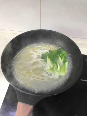 将青菜和豆芽烫一下