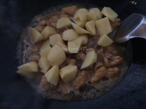 加入土豆翻匀后盖上盖子大火焖煮至土豆软烂，汤汁入味
