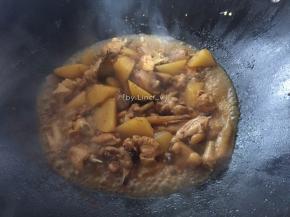 接着掀盖收汁即可装盘食用
