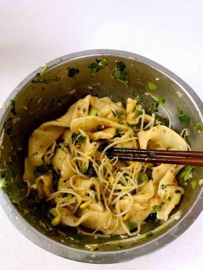 将面条跟配菜一起倒入大的铁盆里快速拌匀