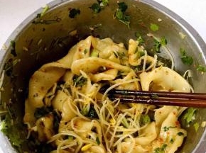 将面条跟配菜一起倒入大的铁盆里快速拌匀