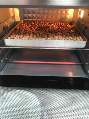 花生米放烤箱上下火150度烤25分钟左右，听到炸的声音就好了，不要等它上色深了