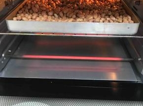 花生米放烤箱上下火150度烤25分钟左右，听到炸的声音就好了，不要等它上色深了