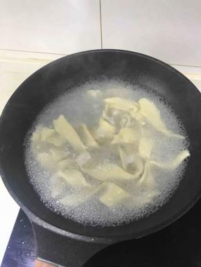 锅里烧适量水烧开，将面条煮两分钟就好，新鲜的面容易熟，煮好捞起来装碗里备用