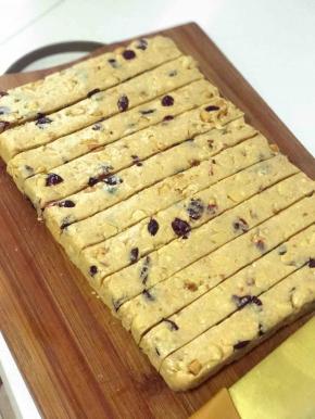 切糖也是门技术活啊，刀要快，手得有力气