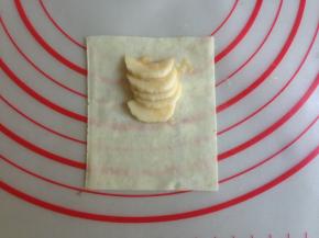 将香蕉放在云吞皮的上半部分