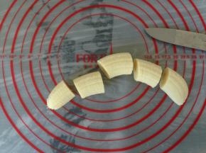 香蕉去皮切成小段