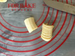 每小段再对半切开，然后切薄片