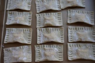 做好的香蕉派放在盘子上，先盖上保鲜膜