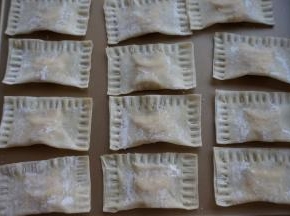 做好的香蕉派放在盘子上，先盖上保鲜膜