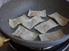 不粘锅刷一层油，将香蕉派放入，小火煎三分钟左右