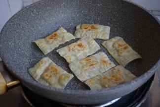 一面金黄了，翻面，再煎另一面